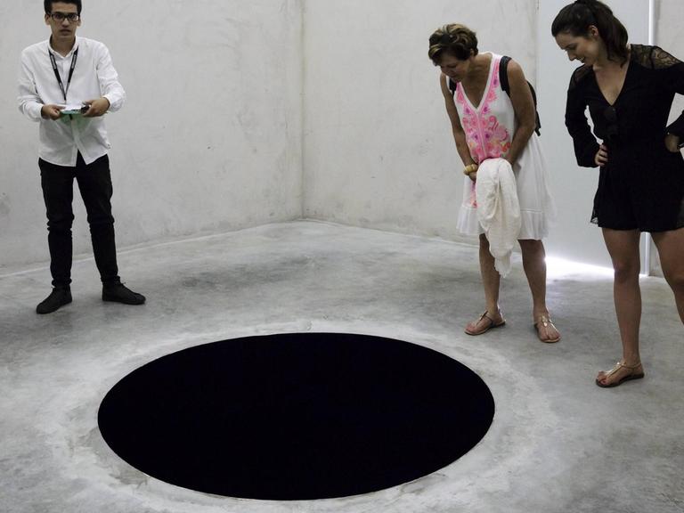 Die Installation "Descent into Limbo", Abstieg in die Unterwelt, des zeitgenössichen Künstlers Anish Kapoor im Serralves Museum in Porto, Portugal (Ausstellung Juli 2018 to Januar 2019)
