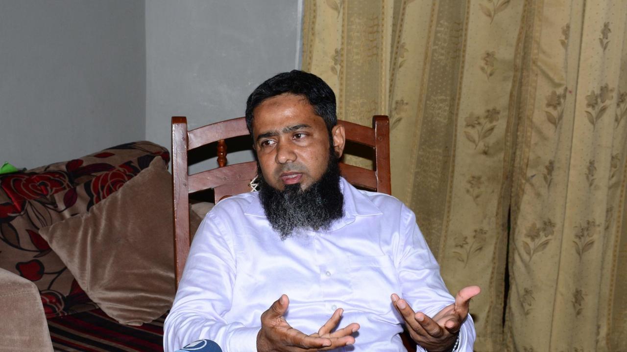 Shibly Farook vom Gemeinderat der Muslime in Kattankuddy sagt, schon seit Jahren hätten sich Leute in seiner Gemeinde radikalisiert. Die Informationen darüber hätte sein Gemeinderat an die Behörden weiter geleitet. Shibly Farook vom Gemeinderat der Muslime in Kattankuddy sagt, schon seit Jahren hätten sich Leute in seiner Gemeinde radikalisiert. Die Informationen darüber hätte sein Gemeinderat an die Behörden weiter geleitet.