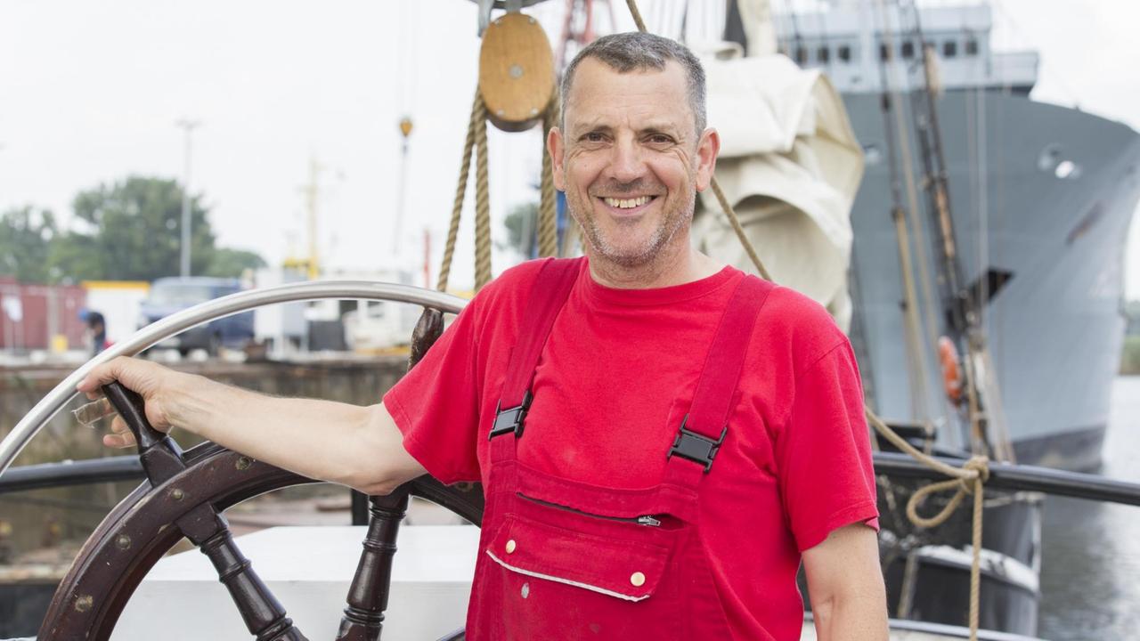 Kapitän Cornelius Bockermann steht auf dem Frachtsegler "Avontuur" am 27.07.2016 auf der Werft in Elsfleth (Niedersachsen) am Steuerrad. Der 44 Meter lange Gaffelschoner von 1920 nimmt nach rund zweijähriger Umbauzeit Kurs auf Rostock. Dort wird er an der Hanse-Sail teilnehmen. Zukünftig soll er umweltschonend unter Segeln Frachten transportieren. Foto: Jörg Sarbach/dpa | Kapitän Cornelius Bockermann steht auf dem Frachtsegler "Avontuur" am 27.07.2016 auf der Werft in Elsfleth (Niedersachsen) am Steuerrad. Der 44 Meter lange Gaffelschoner von 1920 nimmt nach rund zweijähriger Umbauzeit Kurs auf Rostock. Dort wird er an der Hanse-Sail teilnehmen. Zukünftig soll er umweltschonend unter Segeln Frachten transportieren. Foto: Jörg Sarbach/dpa |