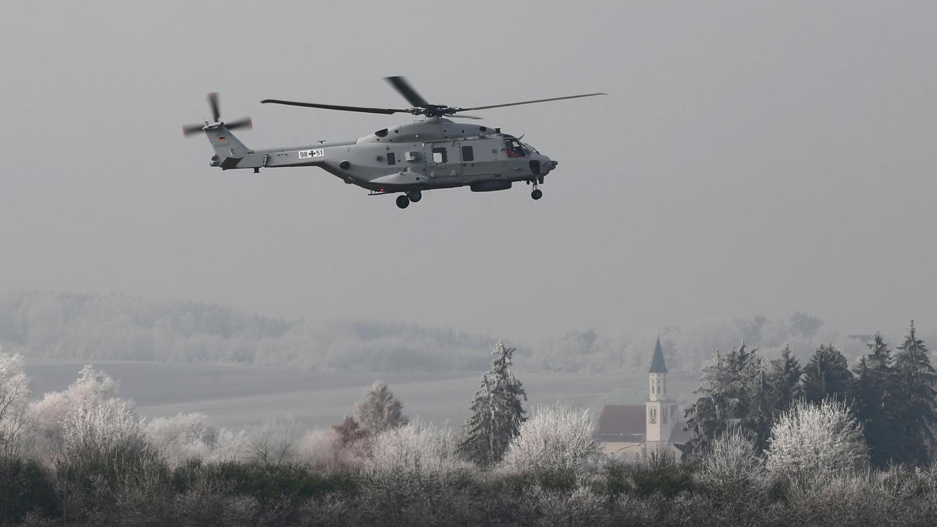 Der Marine-Hubschrauber der Bundeswehr «NH90 Sea Lion» fliegt bei seinem Erstflug am 08.12.2016 über dem Gelände von Airbus Helicopters Deutschland in Donauwörth (Bayern). Der Marine-Hubschrauber der Bundeswehr «NH90 Sea Lion» fliegt bei seinem Erstflug am 08.12.2016 über dem Gelände von Airbus Helicopters Deutschland in Donauwörth (Bayern).