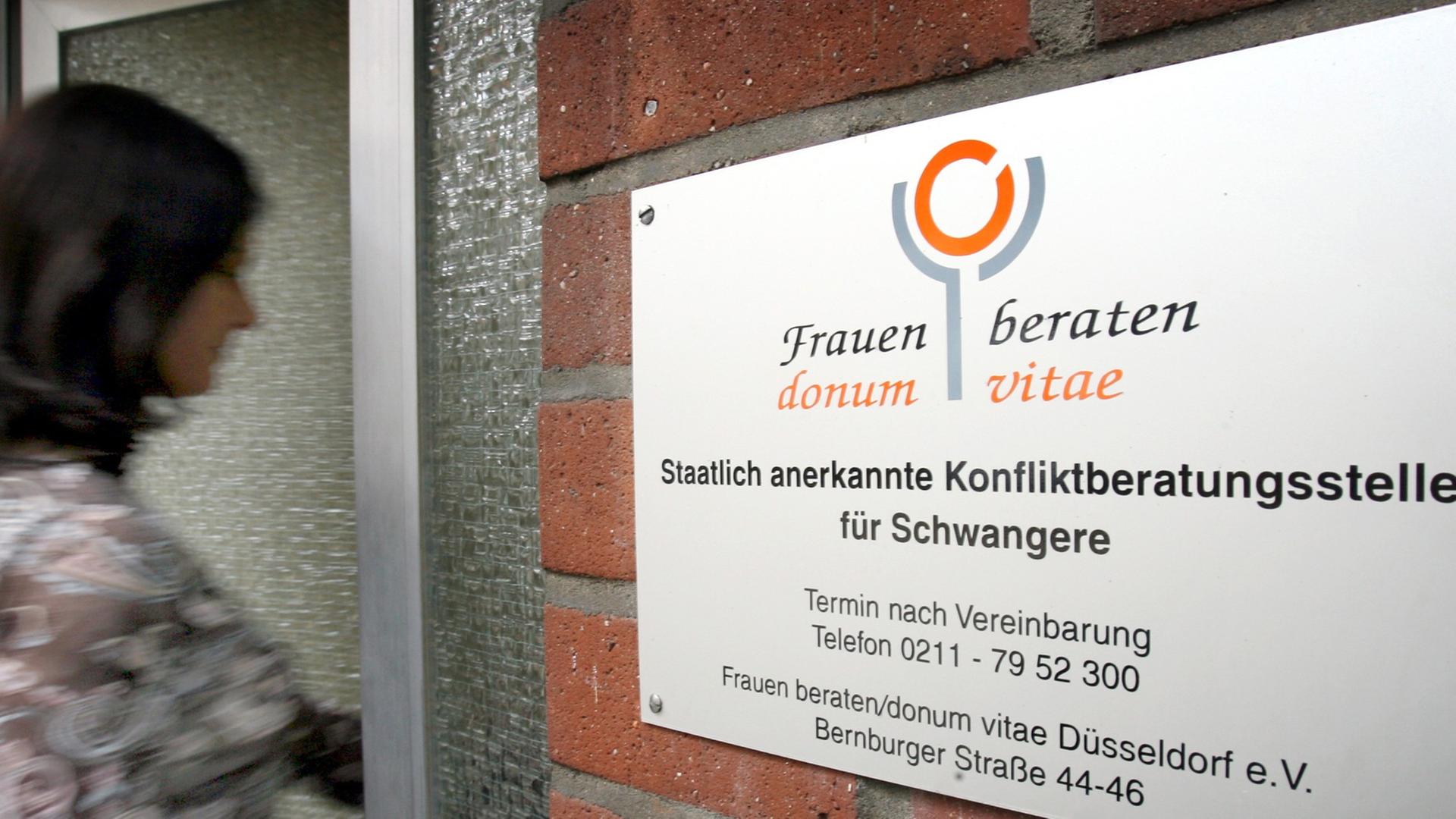 Eine Frau betritt die Konfliktberatungsstelle "Donum vitae" in Düsseldorf. Eine Frau betritt die Konfliktberatungsstelle "Donum vitae" in Düsseldorf.