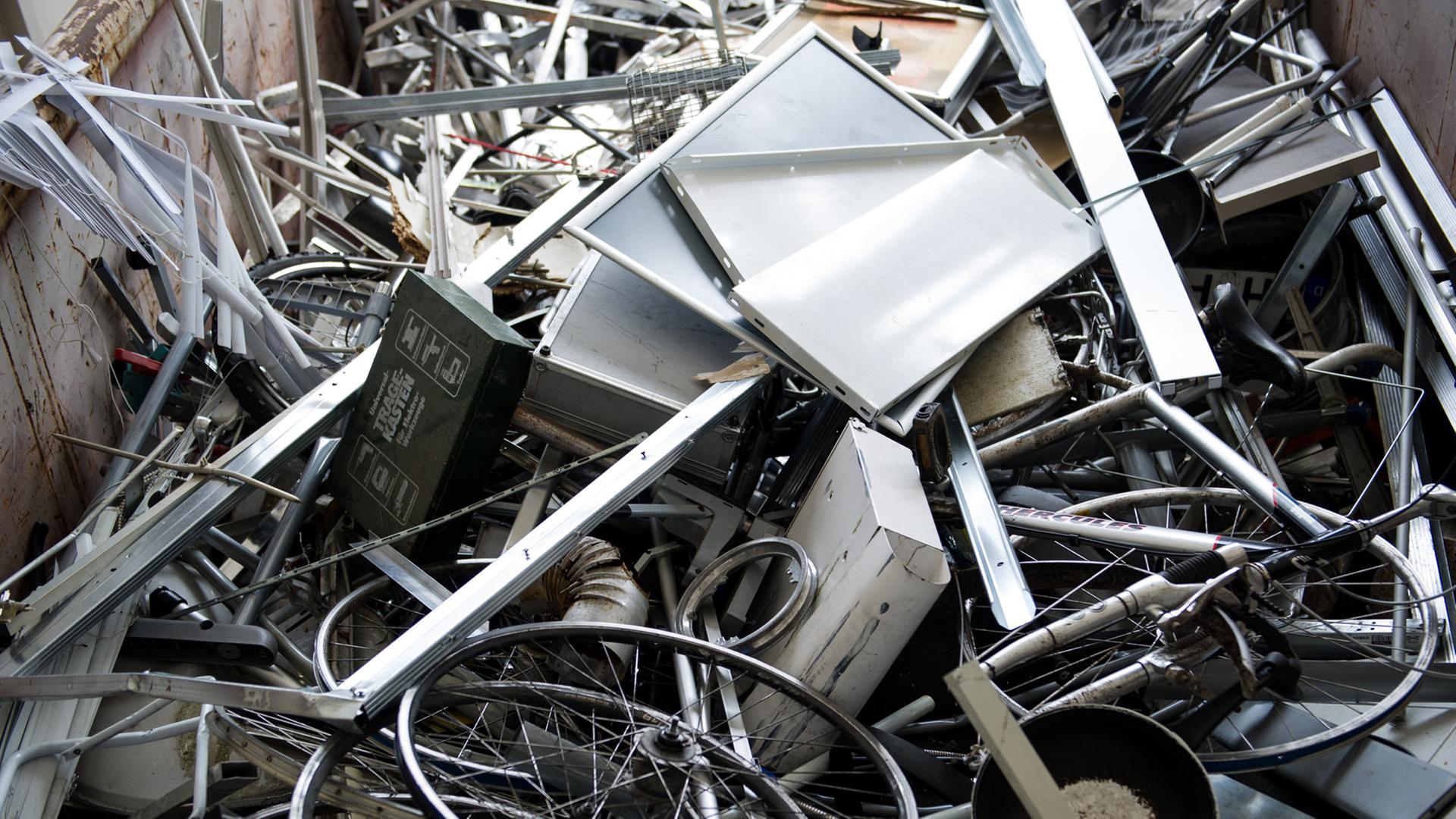 Gebrauchter Schrott aus Aluminium liegt am 09.04.2014 auf dem Recyclinghof Bahrenfeld in Hamburg in einem Container. Gebrauchter Schrott aus Aluminium liegt am 09.04.2014 auf dem Recyclinghof Bahrenfeld in Hamburg in einem Container.