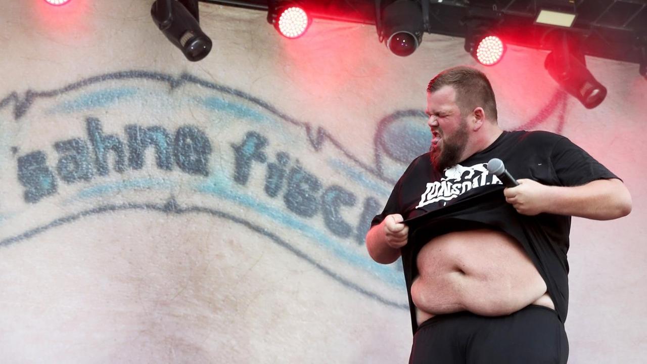 Der Sänger der deutschen Punkband "Feine Sahne Fischfilet, Jan "Monchi" Gorkow, steht am 03.06.2017 in Nürnberg (Bayern) beim Musikfestival Rock im Park auf der Bühne. Das Festival dauert noch bis zum 04. Juni. Foto: Daniel Karmann/dpa | Verwendung weltweit Der Sänger der deutschen Punkband "Feine Sahne Fischfilet, Jan "Monchi" Gorkow, steht am 03.06.2017 in Nürnberg (Bayern) beim Musikfestival Rock im Park auf der Bühne. Das Festival dauert noch bis zum 04. Juni. Foto: Daniel Karmann/dpa | Verwendung weltweit