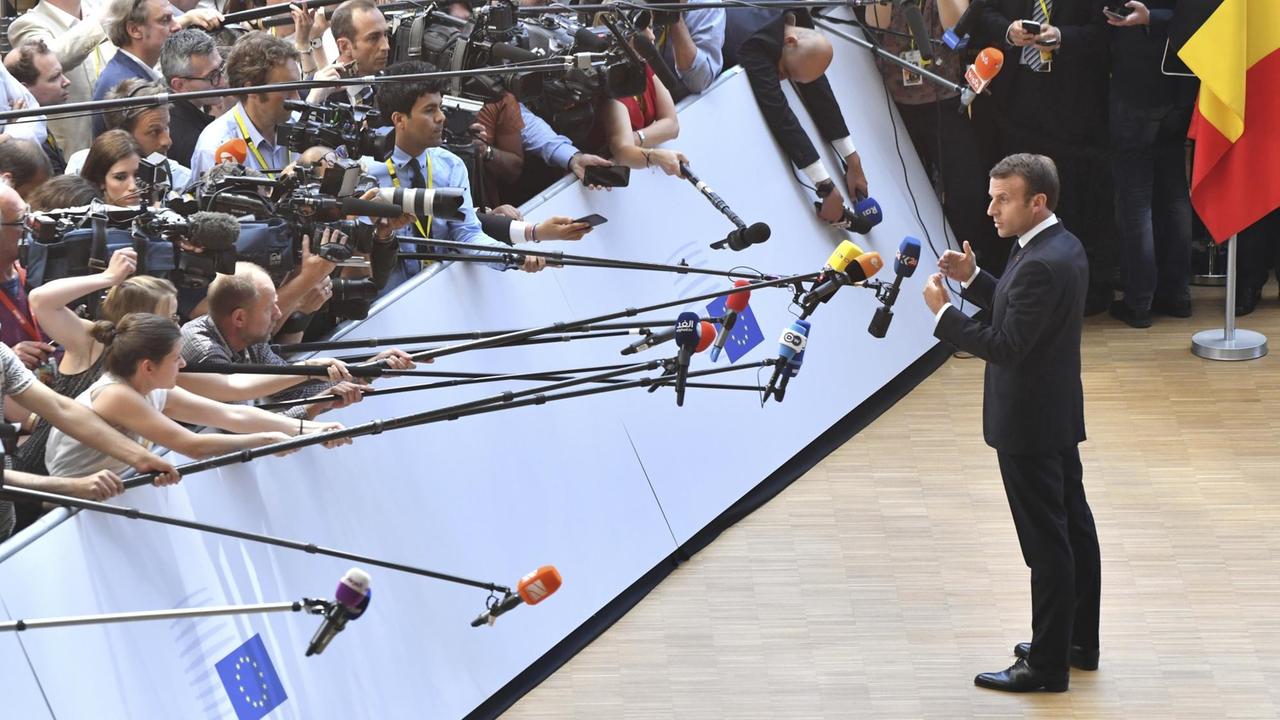 Das Foto zeigt Frankreichs Staatspräsidenten Emmanuel Macron vor Reportern zum Auftakt des EU-Gipfels.