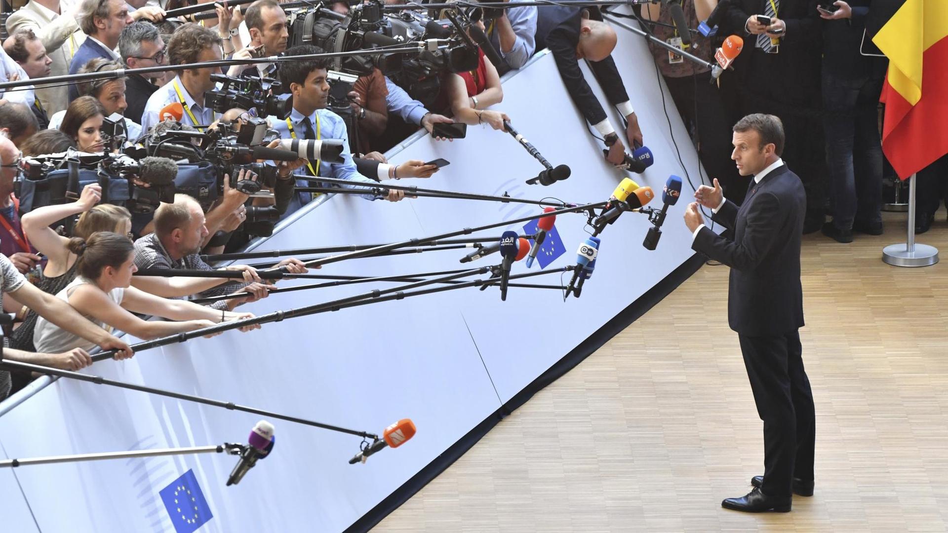 Das Foto zeigt Frankreichs Staatspräsidenten Emmanuel Macron vor Reportern zum Auftakt des EU-Gipfels. Das Foto zeigt Frankreichs Staatspräsidenten Emmanuel Macron vor Reportern zum Auftakt des EU-Gipfels.