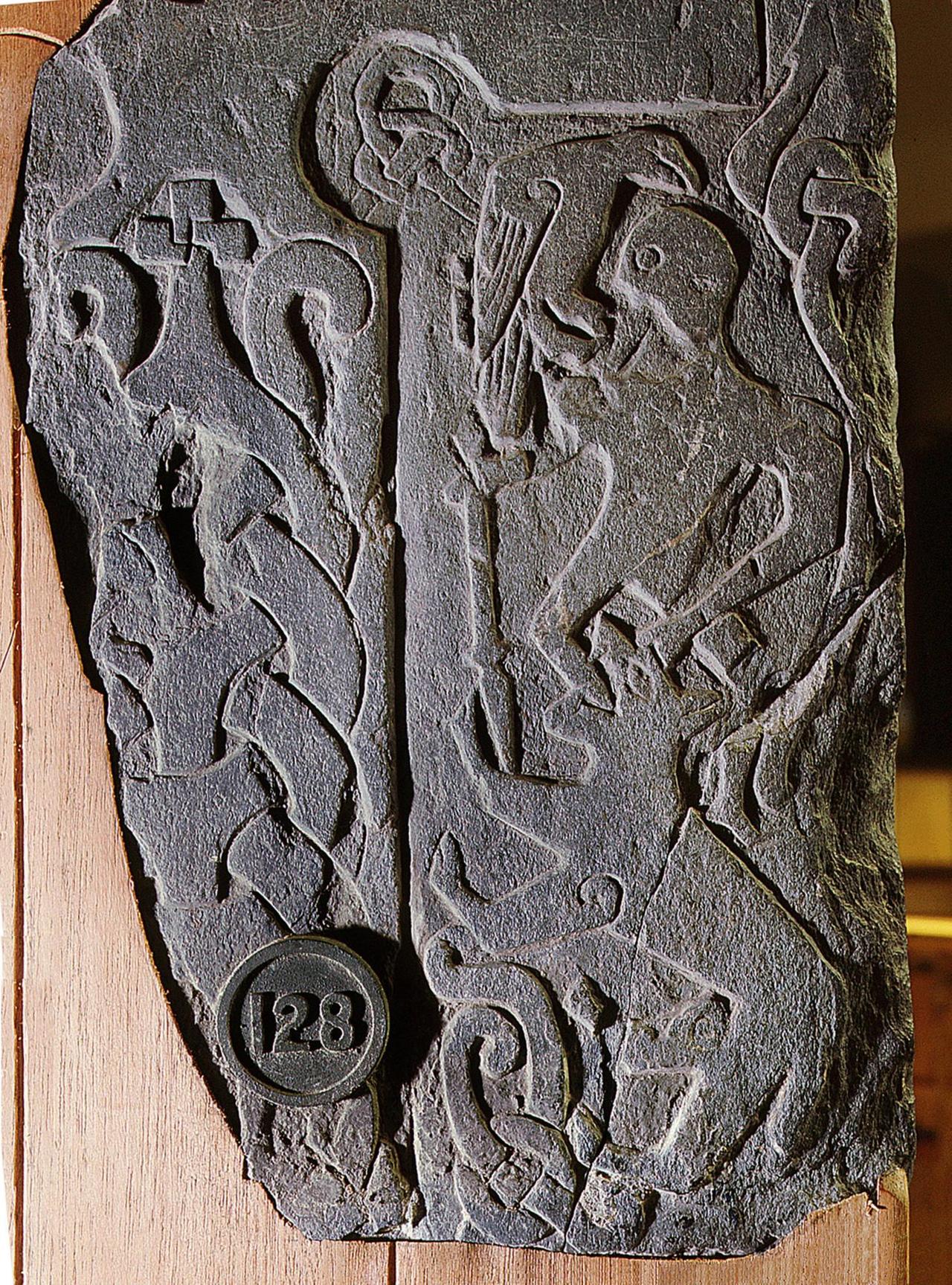 Das Relief des Andreas-Steins zeigt eine Szene der Ragnarök-Sage vom Untergang der Götter: Der Gott Odin wird vom Wolf Fenir gefressen, ein Rabe sitzt auf seiner Schulter. Das Relief wurde ca. 1000 v. Chr. von Wikingern gefertigt und stammt von der Isle of Man, England. Das Relief des Andreas-Steins zeigt eine Szene der Ragnarök-Sage vom Untergang der Götter: Der Gott Odin wird vom Wolf Fenir gefressen, ein Rabe sitzt auf seiner Schulter. Das Relief wurde ca. 1000 v. Chr. von Wikingern gefertigt und stammt von der Isle of Man, England.