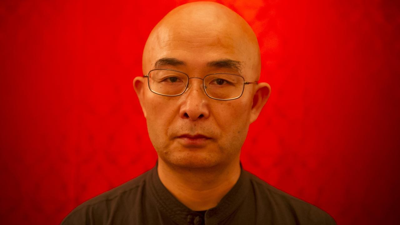Der chinesische Schriftsteller Liao Yiwu, Träger des Friedenspreises des Deutschen Buchhandels 2012, steht in Berlin im Deutschen Theater nach einer Lesung im Foyer. Der chinesische Schriftsteller Liao Yiwu, Träger des Friedenspreises des Deutschen Buchhandels 2012, steht in Berlin im Deutschen Theater nach einer Lesung im Foyer.