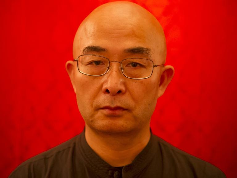 Der chinesische Schriftsteller Liao Yiwu, Träger des Friedenspreises des Deutschen Buchhandels 2012, steht in Berlin im Deutschen Theater nach einer Lesung im Foyer.