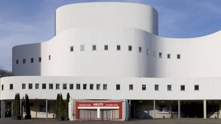 Das Schauspielhaus Düsseldorf in einer Frontalansicht mit Haupteingang.