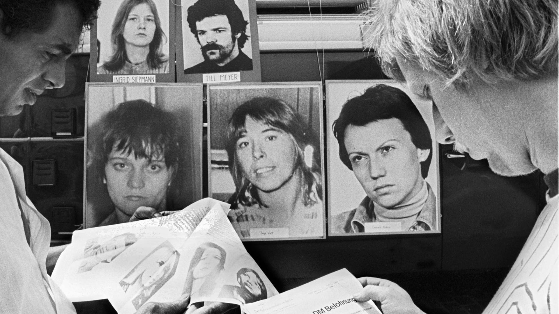 Zwei Männer lesen Handzettel der Polizei, mit denen nach gesuchten RAF-Terroristen gefahndet wird, aufgenommen am 02.06.1978 in Berlin Zwei Männer lesen Handzettel der Polizei, mit denen nach gesuchten RAF-Terroristen gefahndet wird, aufgenommen am 02.06.1978 in Berlin