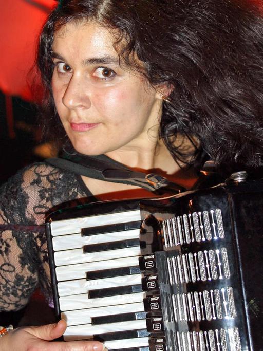 Sängerin und Akkordeonspielerin Alexandra Dimitroff, Frontfrau der Band "Di grine Kuzine"