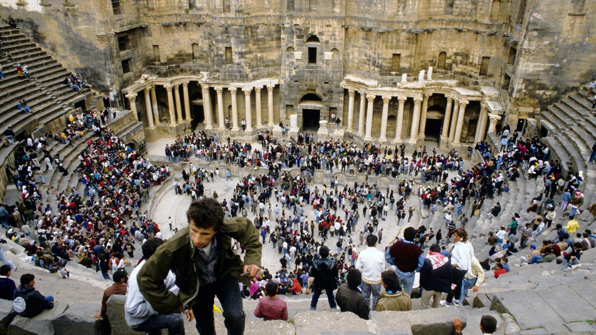 Besucher im antiken Amphitheater der südsyrischen Stadt Bosra, undatierte Aufnahme aus dem Jahr 1989. Besucher im antiken Amphitheater der südsyrischen Stadt Bosra, undatierte Aufnahme aus dem Jahr 1989.