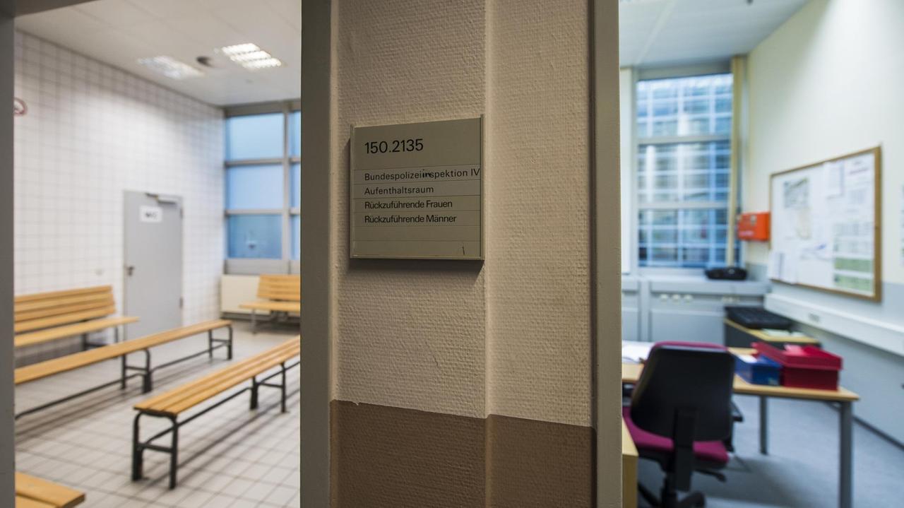 Der Aufenthaltsraum für rückzuführende Frauen und Männer (l) und das angrenzende Arbeitszimmer der Bundespolizei (r) , aufgenommen am 07.12.2015 bei der Bundespolizei auf dem Flughafen in Frankfurt am Main Der Aufenthaltsraum für rückzuführende Frauen und Männer (l) und das angrenzende Arbeitszimmer der Bundespolizei (r) , aufgenommen am 07.12.2015 bei der Bundespolizei auf dem Flughafen in Frankfurt am Main