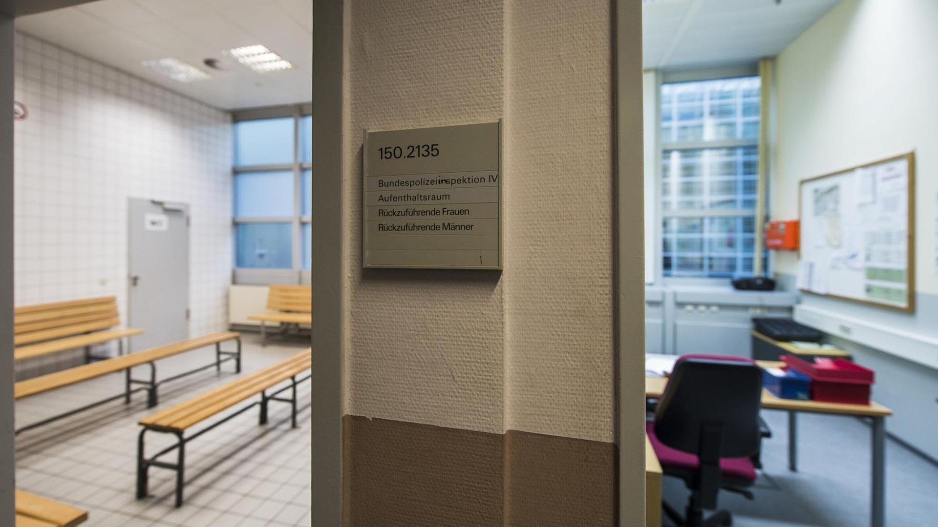 Der Aufenthaltsraum für rückzuführende Frauen und Männer (l) und das angrenzende Arbeitszimmer der Bundespolizei (r) bei der Bundespolizei auf dem Frankfurter Flughafen. Der Aufenthaltsraum für rückzuführende Frauen und Männer (l) und das angrenzende Arbeitszimmer der Bundespolizei (r) bei der Bundespolizei auf dem Frankfurter Flughafen.