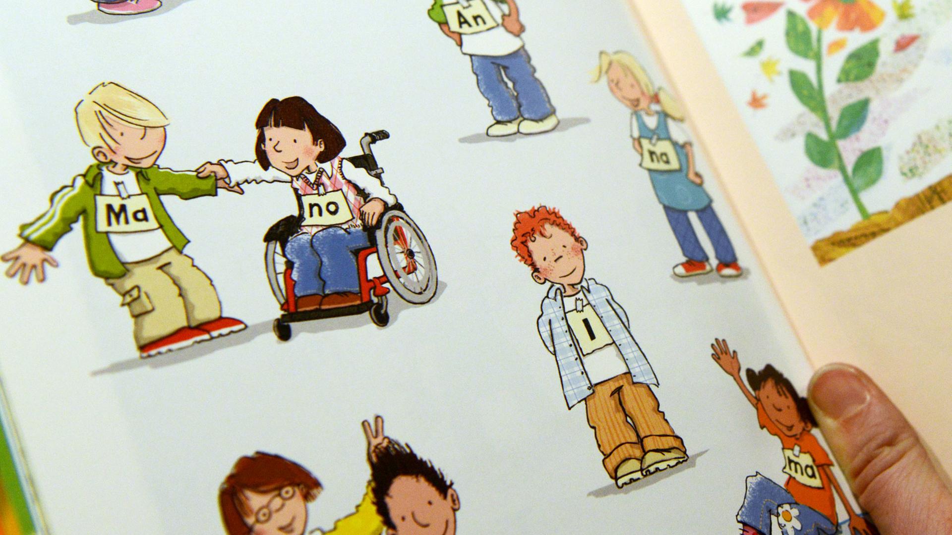 Ein Schulbuch, ein Kind steht, das andere sitzt im Rollstuhl. Kindern soll so das gemeinsame Lernen von nicht behinderten und behinderten Schülern vermittelt werden. Ein Schulbuch, ein Kind steht, das andere sitzt im Rollstuhl. Kindern soll so das gemeinsame Lernen von nicht behinderten und behinderten Schülern vermittelt werden.