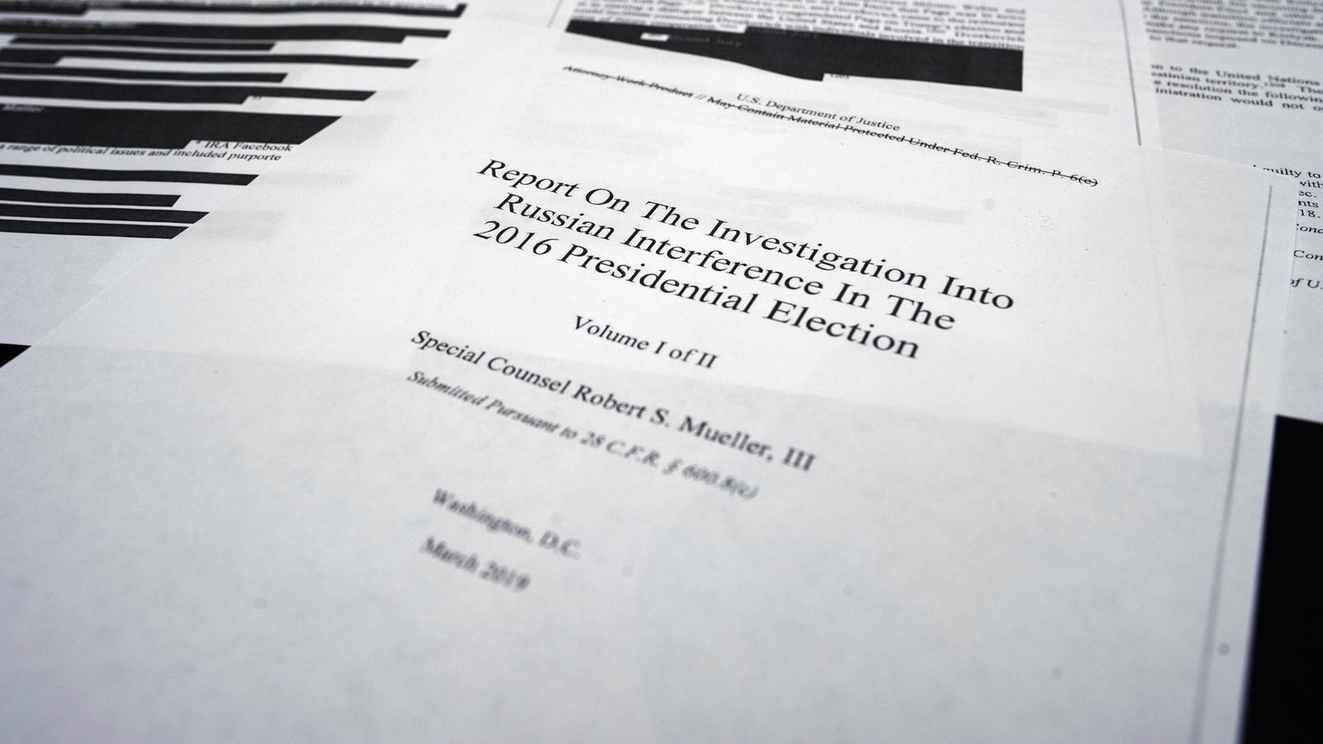 Vier Seiten des Berichts von Sonderermittler Robert Mueller liegen auf einem Tisch. Vier Seiten des Berichts von Sonderermittler Robert Mueller liegen auf einem Tisch.
