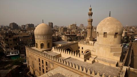 Blick vom Aufgang zum Minarett der Ibn Tulun Moschee über die Innenstadt von Kairo (Aufnahme: 15.3.2010). Das Gotteshaus gehört zu den ältesten der Stadt.