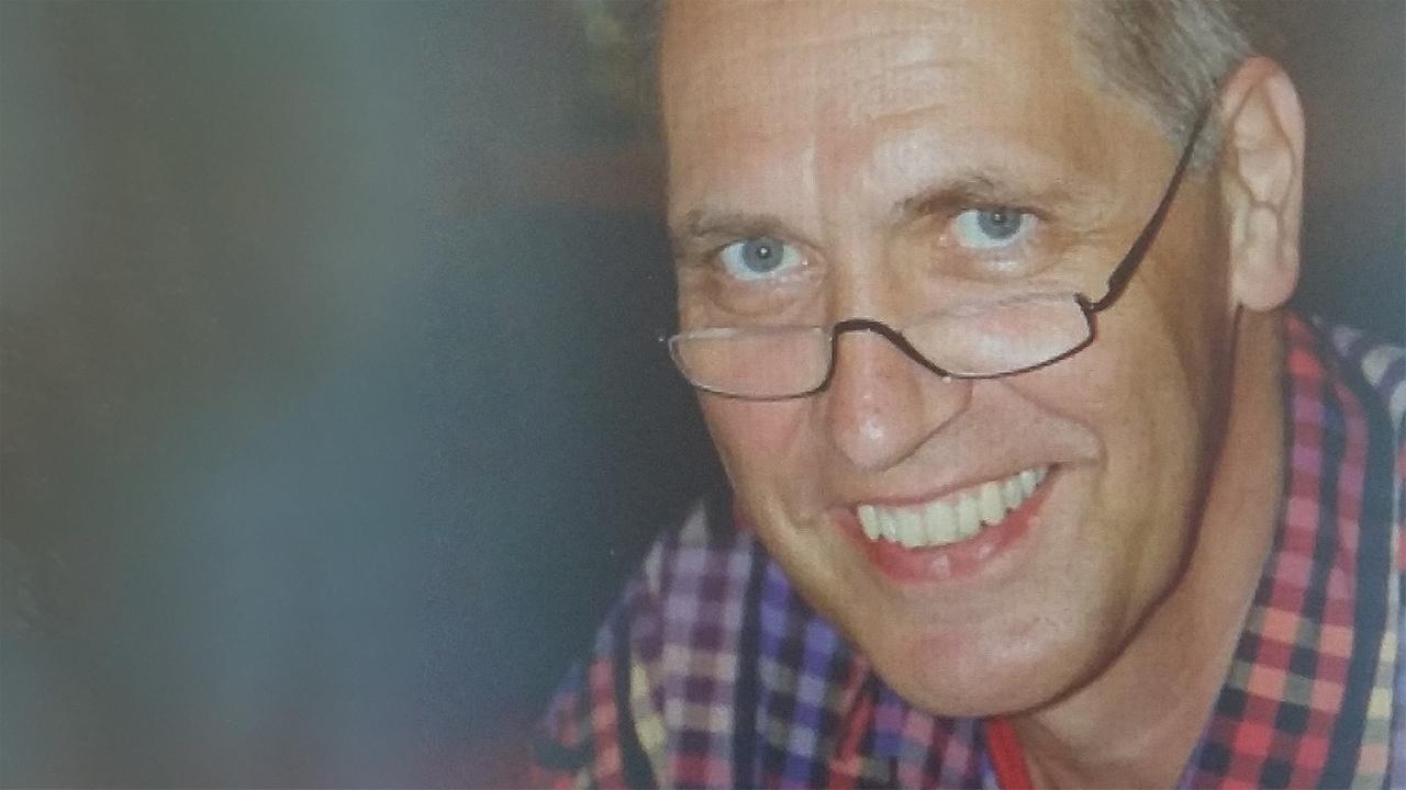 Porträtaufnahme des Kasseler Hausarzts Uwe Popert im karierten Hemd. Porträtaufnahme des Kasseler Hausarzts Uwe Popert im karierten Hemd.