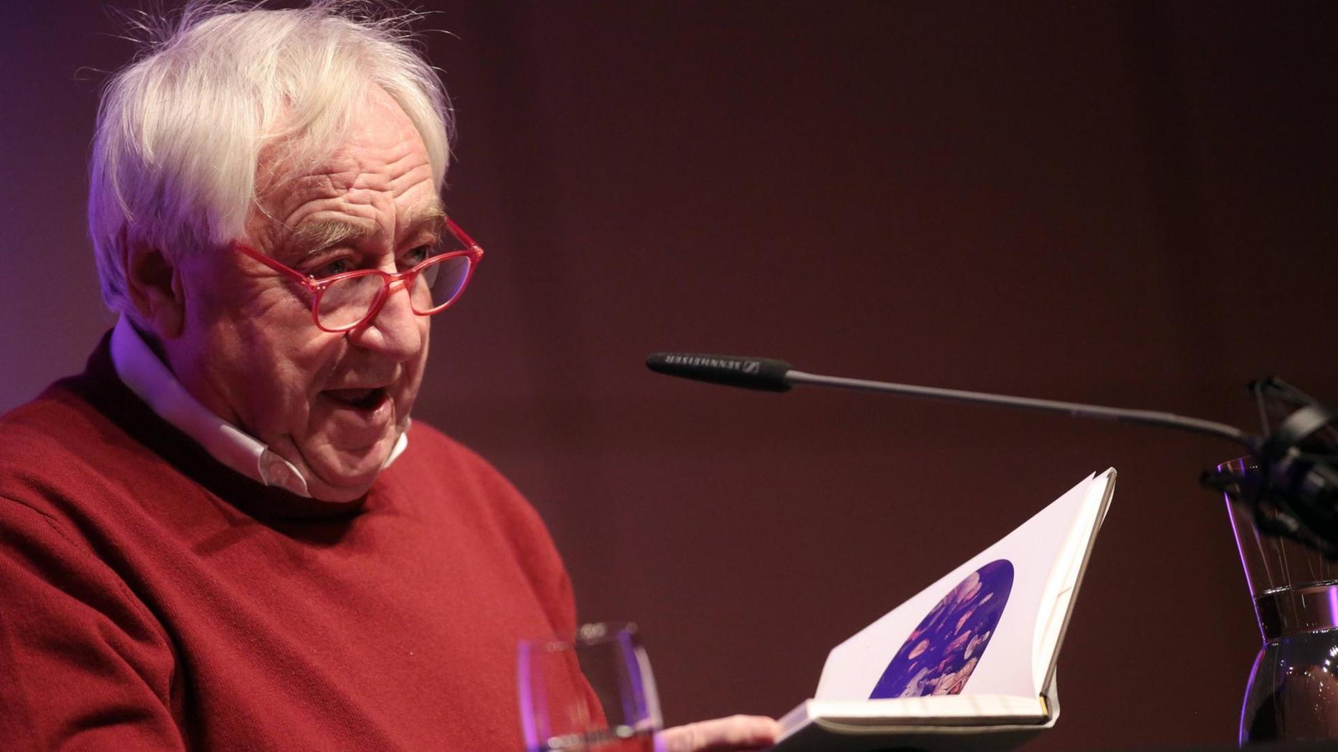 Der niederländische Schriftsteller Cees Noteboom sitzt bei der lit.Cologne 2016 hinter einem Tisch und liest aus einem Buch. Der niederländische Schriftsteller Cees Noteboom sitzt bei der lit.Cologne 2016 hinter einem Tisch und liest aus einem Buch.