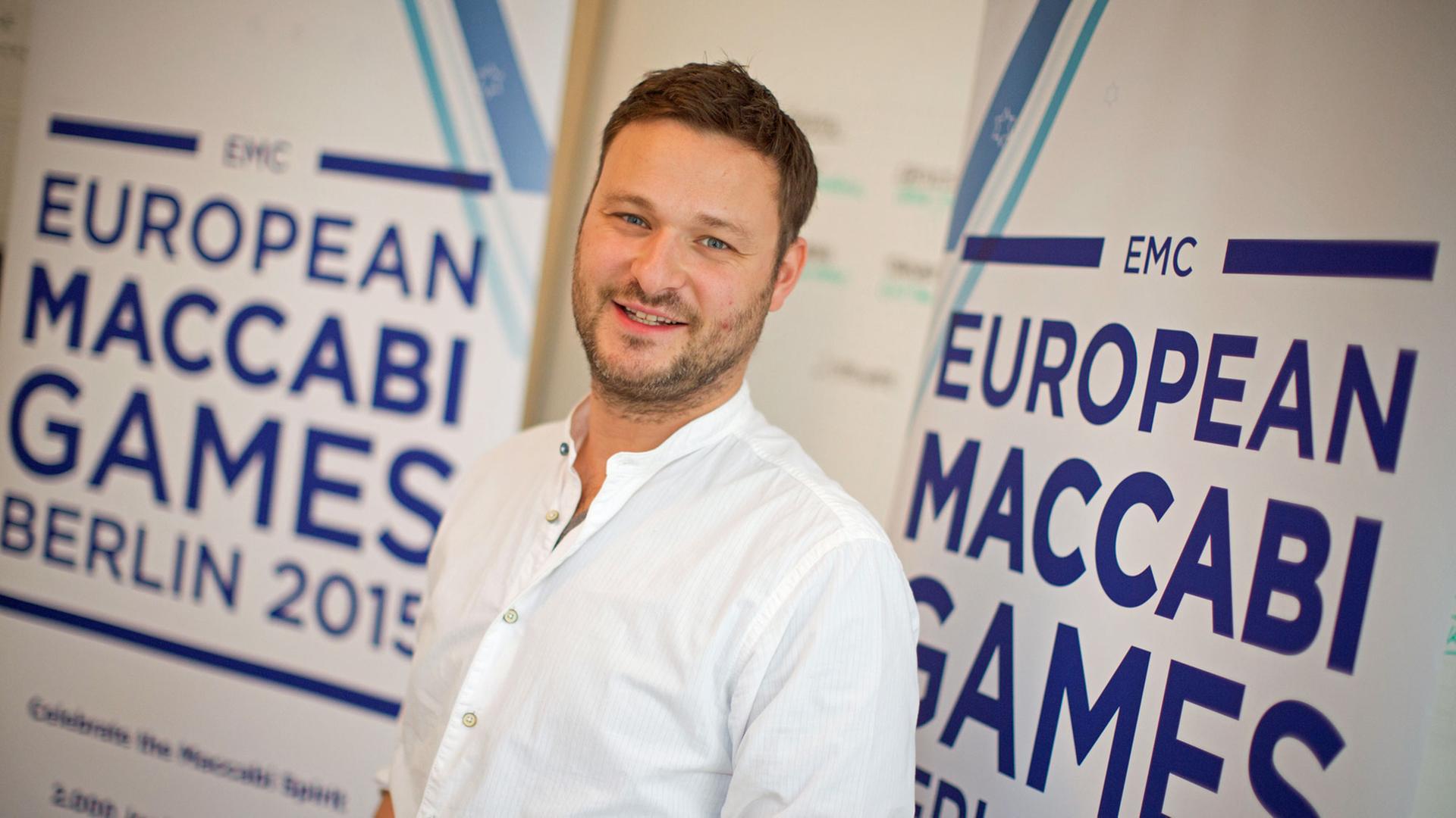 Der Organisationschef der 14. Europäischen Makkabi Games in Berlin, Oren Osterer, blickt am 19.05.2015 in seinem Berliner Büro in die Kamera des Fotografen. Die Makkabi Games dauern vom 28. Juli bis 5. August. Gemeldet für die 19 Sportarten beim «Mini-Olympia» hat die Rekordzahl von 2300 jüdischen Sportlern aus mehr als 30 Nationen Europas. Foto: Kay Nietfeld/dpa (zu dpa "Erstmals Europa Makkabi Games in Deutschland - 2300 Sportler erwartet" vom 27.05.2015) Der Organisationschef der 14. Europäischen Makkabi Games in Berlin, Oren Osterer, blickt am 19.05.2015 in seinem Berliner Büro in die Kamera des Fotografen. Die Makkabi Games dauern vom 28. Juli bis 5. August. Gemeldet für die 19 Sportarten beim «Mini-Olympia» hat die Rekordzahl von 2300 jüdischen Sportlern aus mehr als 30 Nationen Europas. Foto: Kay Nietfeld/dpa (zu dpa "Erstmals Europa Makkabi Games in Deutschland - 2300 Sportler erwartet" vom 27.05.2015)