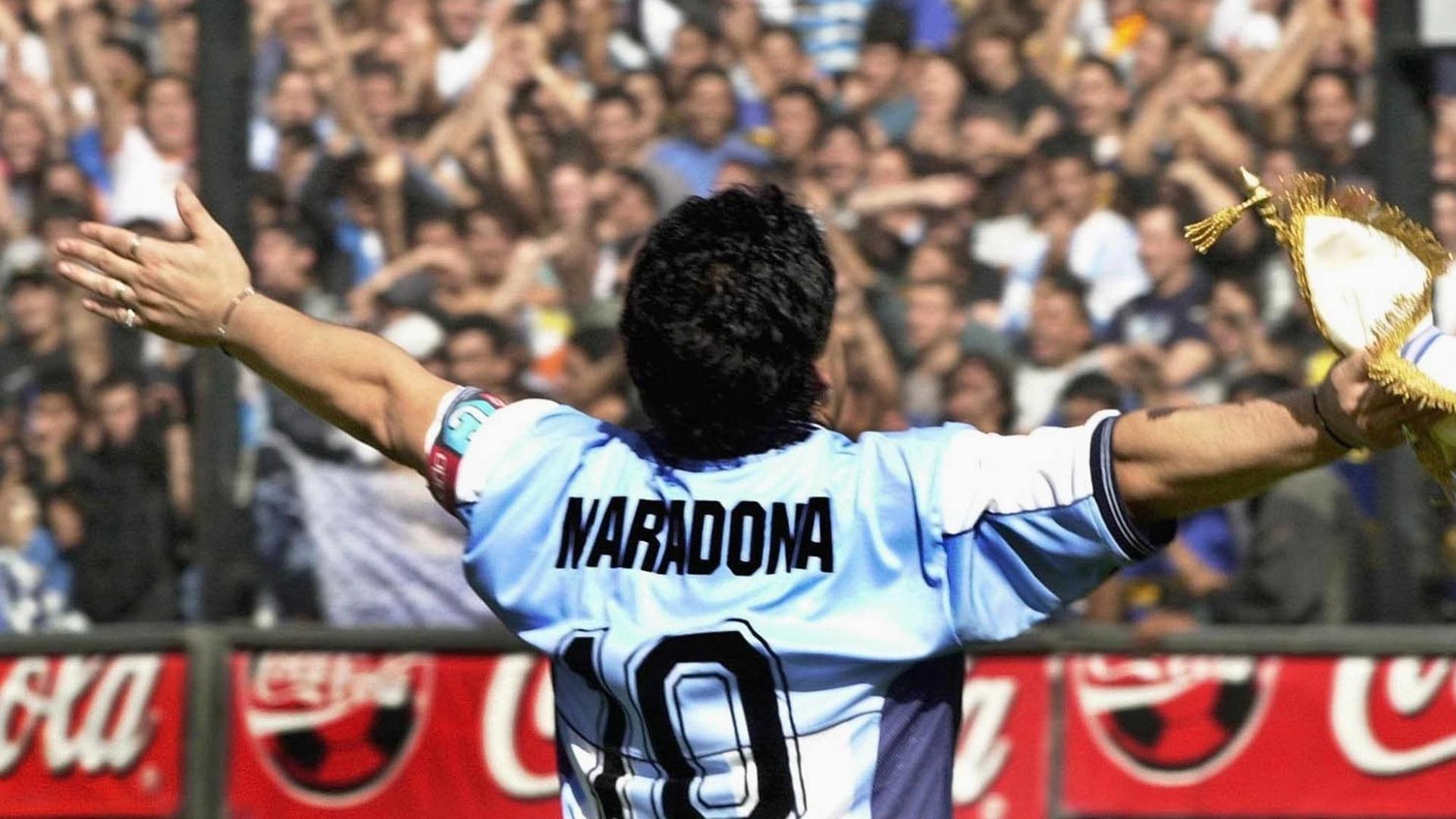 Der Fußball-Star Diego Maradona genießt am 10.11.2001 im La-Bombonera-Stadion von Buenos Aires zum letzten Mal den Beifall seiner Fans (Archivfoto). Der Fußball-Star Diego Maradona genießt am 10.11.2001 im La-Bombonera-Stadion von Buenos Aires zum letzten Mal den Beifall seiner Fans (Archivfoto).