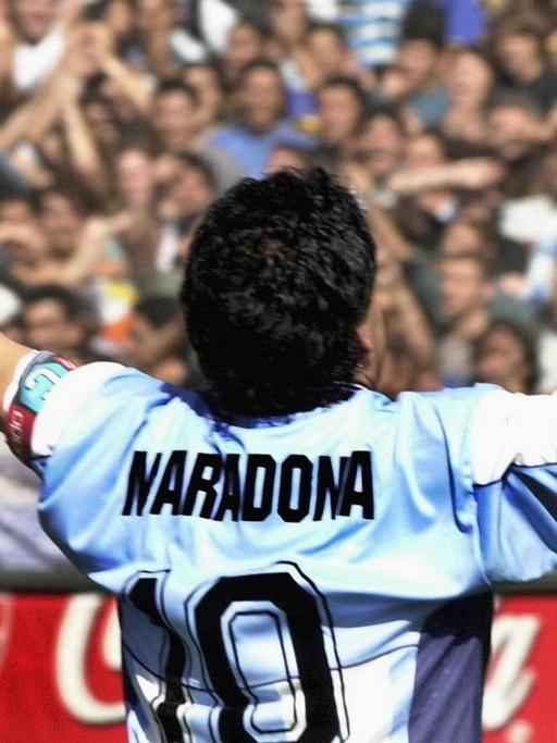 Der Fußball-Star Diego Maradona genießt am 10.11.2001 im La-Bombonera-Stadion von Buenos Aires zum letzten Mal den Beifall seiner Fans (Archivfoto).