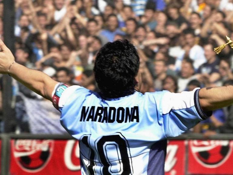 Der Fußball-Star Diego Maradona genießt am 10.11.2001 im La-Bombonera-Stadion von Buenos Aires zum letzten Mal den Beifall seiner Fans (Archivfoto).