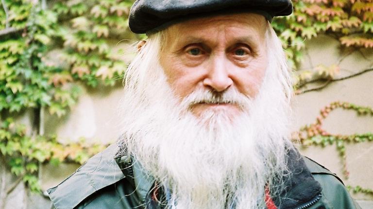 Der Komponist Christfried Schmidt steht vor einer herbstlichen weinberankten Wand. Der Komponist Christfried Schmidt steht vor einer herbstlichen weinberankten Wand.