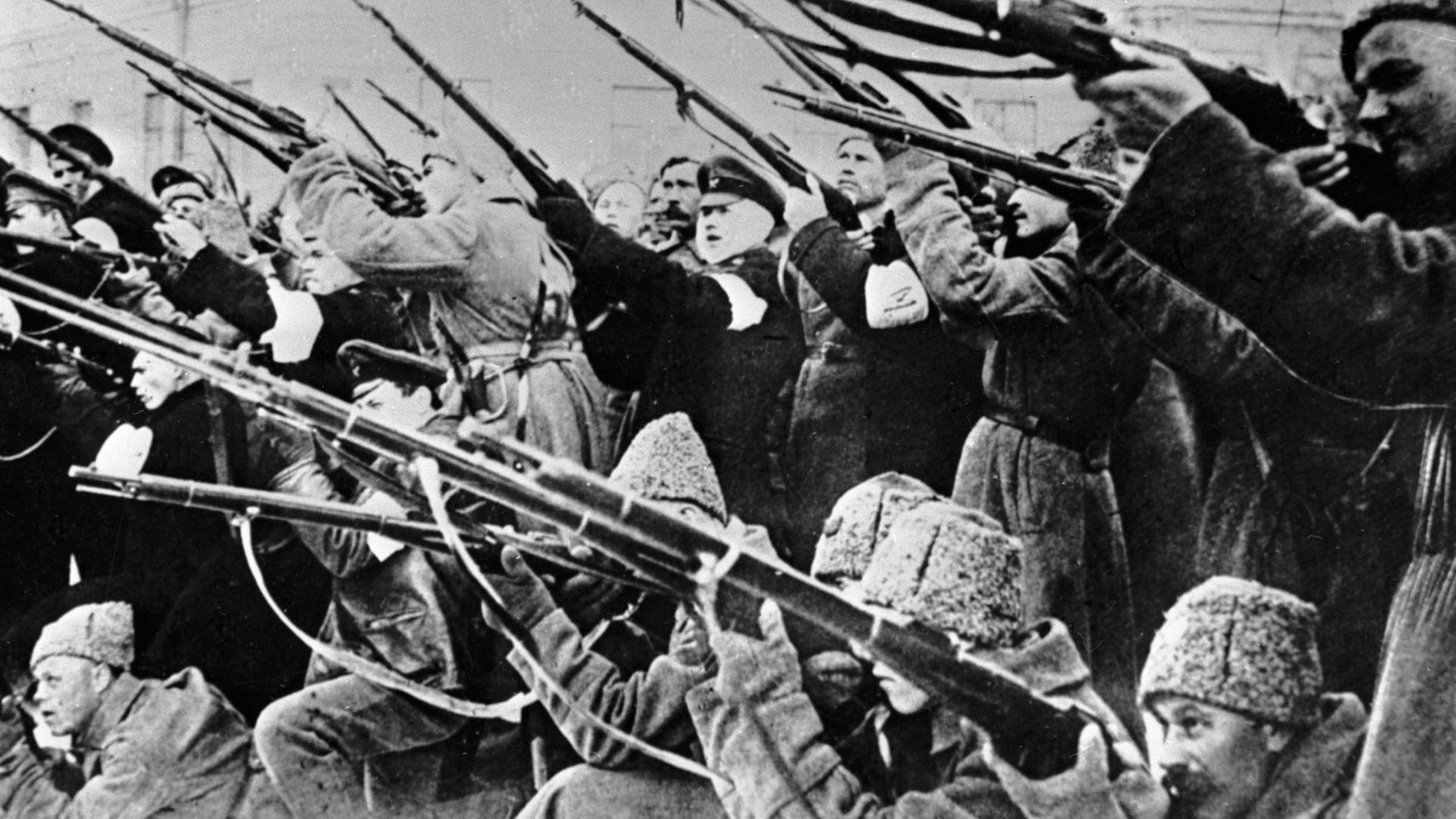 Russland, Februar 1917: Soldaten und Revolutionäre feuern auf Hinterhalte von Polizisten. Russland, Februar 1917: Soldaten und Revolutionäre feuern auf Hinterhalte von Polizisten.