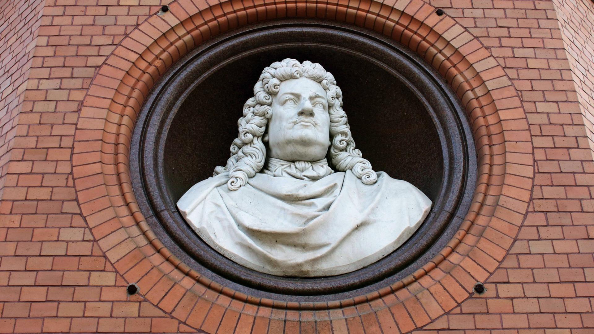 Eine Büste des Großen Kurfürsten Friedrich Wilhelm steht in einer runden Nische. Eine Büste des Großen Kurfürsten Friedrich Wilhelm steht in einer runden Nische.
