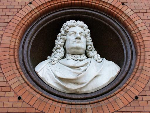 Eine Büste des Großen Kurfürsten Friedrich Wilhelm steht in einer runden Nische.