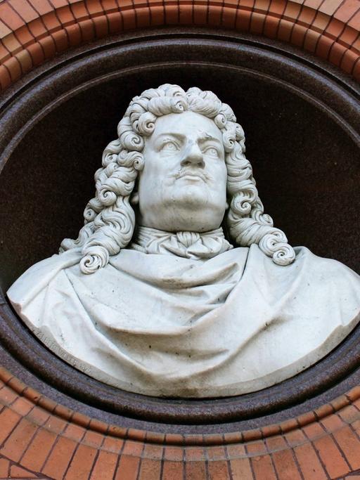Eine Büste des Großen Kurfürsten Friedrich Wilhelm steht in einer runden Nische.