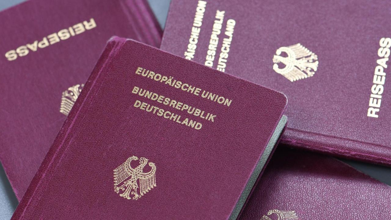 Deutsche Reisepaesse liegen auf einem Stapel. Deutsche Reisepaesse liegen auf einem Stapel.