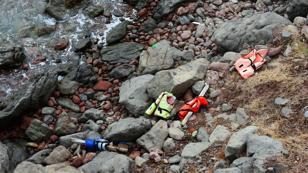Spuren und Überreste der Landungen von Flüchtlingsbooten an Cape Skamnia auf Lesbos unterhalb des Korakas Lighthouse. Vor allem Rettungswesten, benutzte Motoren, Kleidung und Schlauchboote verbleiben dort. Spuren und Überreste der Landungen von Flüchtlingsbooten an Cape Skamnia auf Lesbos unterhalb des Korakas Lighthouse. Vor allem Rettungswesten, benutzte Motoren, Kleidung und Schlauchboote verbleiben dort.