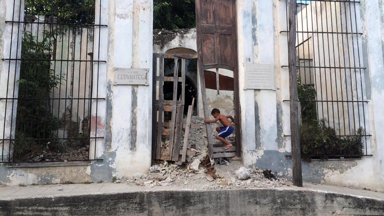 Ein Kind spielt in den Ruinen eines Gebäudes in Guanabacoa, Havanna Ein Kind spielt in den Ruinen eines Gebäudes in Guanabacoa, Havanna