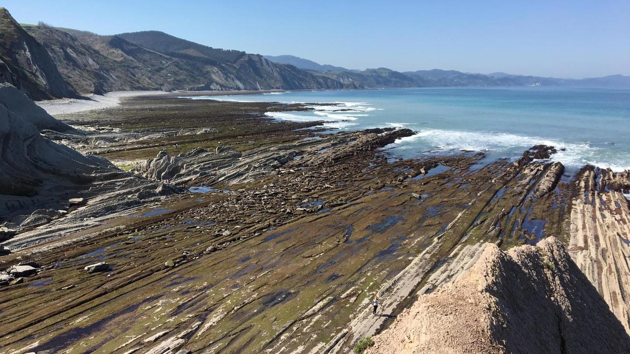 Der sogenannte "Flysch", das sind meterhohe Felswände am Strand von Zumaia. Der sogenannte "Flysch", das sind meterhohe Felswände am Strand von Zumaia.