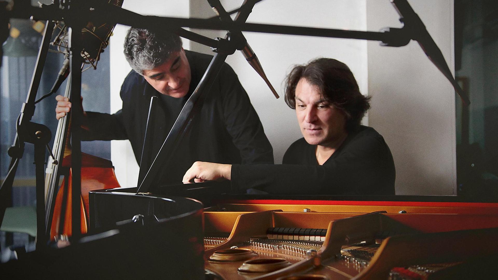David Peña Dorantes & Renaud Garcia-Fons sitzen am Flügel David Peña Dorantes & Renaud Garcia-Fons sitzen am Flügel
