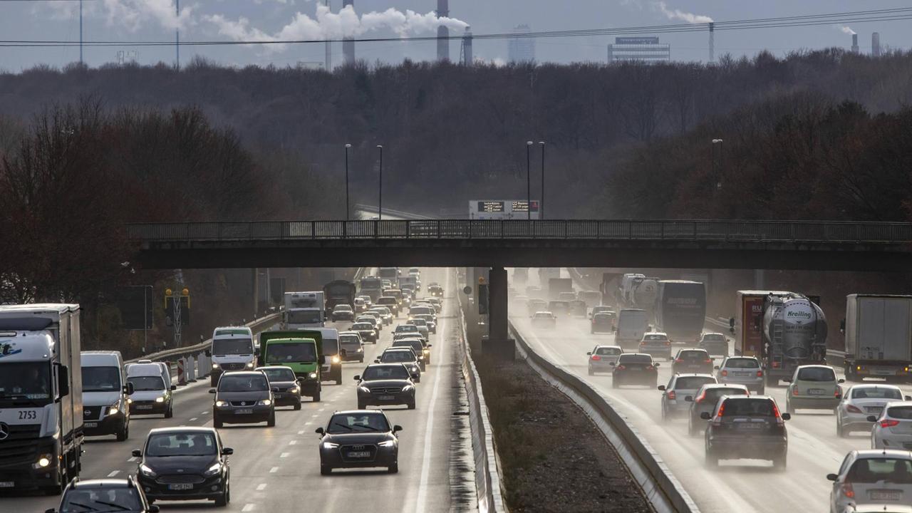 Die volle Autobahn A3 zwischen Opladen und Leverkusen bei Regenwetter im Herbst. Die volle Autobahn A3 zwischen Opladen und Leverkusen bei Regenwetter im Herbst.