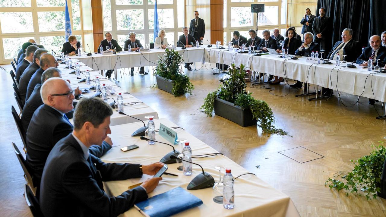 Die Verhandlungsdelegationen in Crans-Monatana in der Schweiz beraten an einem großen Tisch über eine Lösung für den Zypern-Konflikt Die Verhandlungsdelegationen in Crans-Monatana in der Schweiz beraten an einem großen Tisch über eine Lösung für den Zypern-Konflikt
