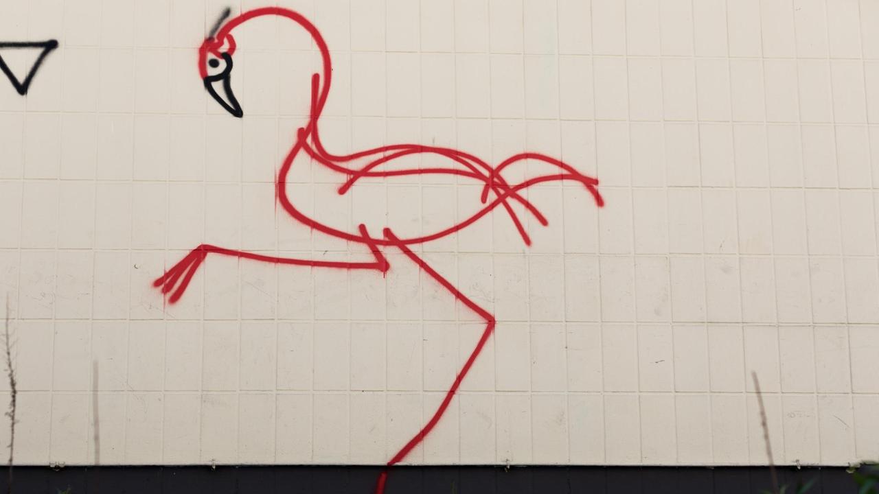 Ein Flamingo des Graffiti-Künstlers Harald Naegeli ist an einer leerstehenden Tankstelle zu sehen. 