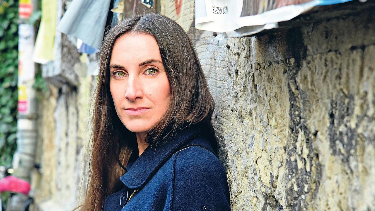 Mirna Funk lehnt an einer Hauswand und blickt freundlich in Richtung des Betrachters. Mirna Funk lehnt an einer Hauswand und blickt freundlich in Richtung des Betrachters.