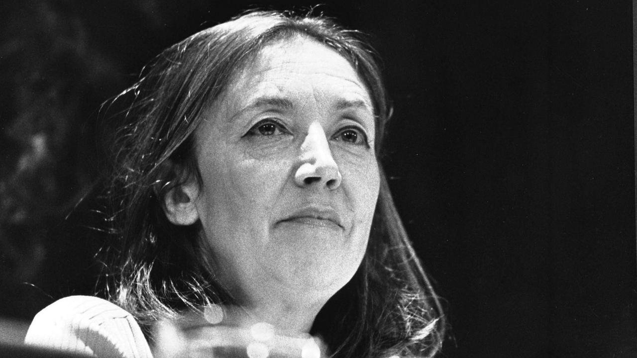Die italienische Journalistin und Autorin Oriana Fallaci, aufgenommen im Februar 1981 in Stockholm, Schweden. Die italienische Journalistin und Autorin Oriana Fallaci, aufgenommen im Februar 1981 in Stockholm, Schweden.