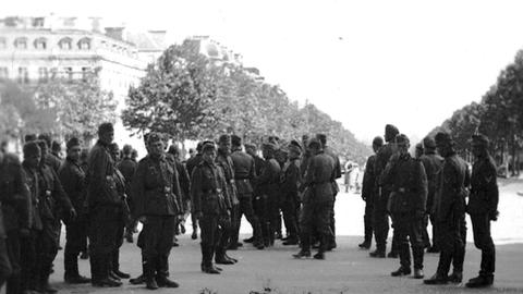 Deutsche Soldaten im Sommer 1940 vor dem Grabmal des unbekannten Soldaten in Paris.