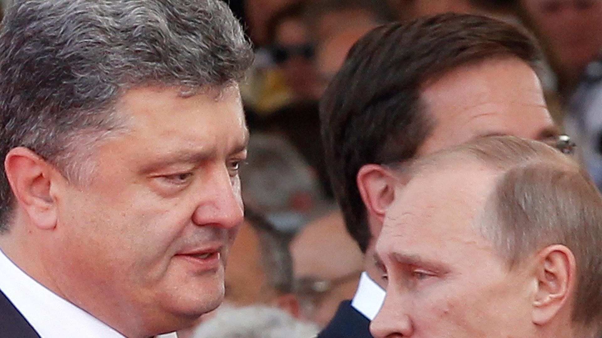 Kein Blick - Poroschenko (l.) und Putin bei den Gedenkfeiern zum D-Day in der Normandie (6. Juni 2014) Kein Blick - Poroschenko (l.) und Putin bei den Gedenkfeiern zum D-Day in der Normandie (6. Juni 2014)