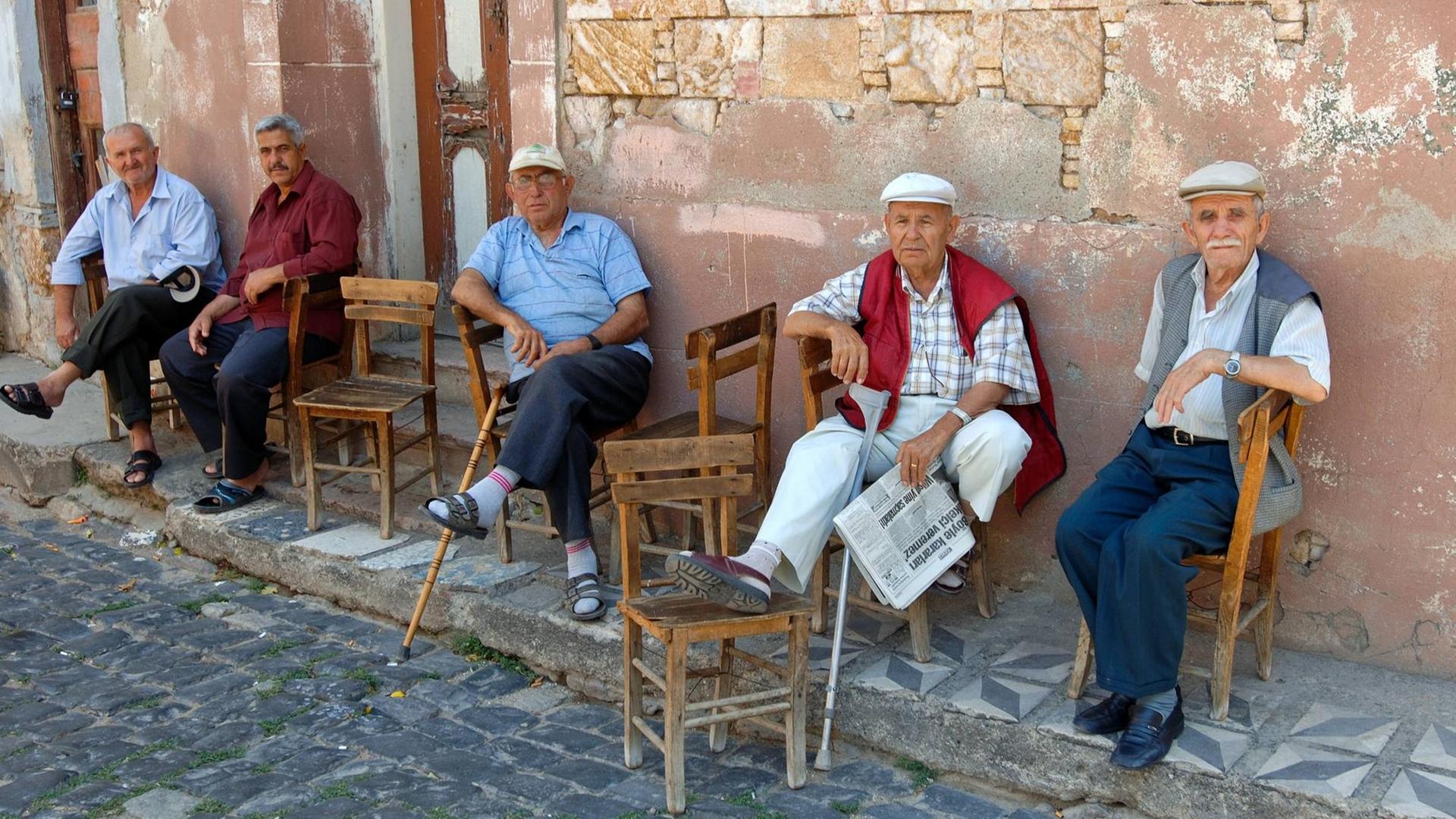 Türkische Rentner sitzen vor einem Haus in Ayvalik. Türkische Rentner sitzen vor einem Haus in Ayvalik.