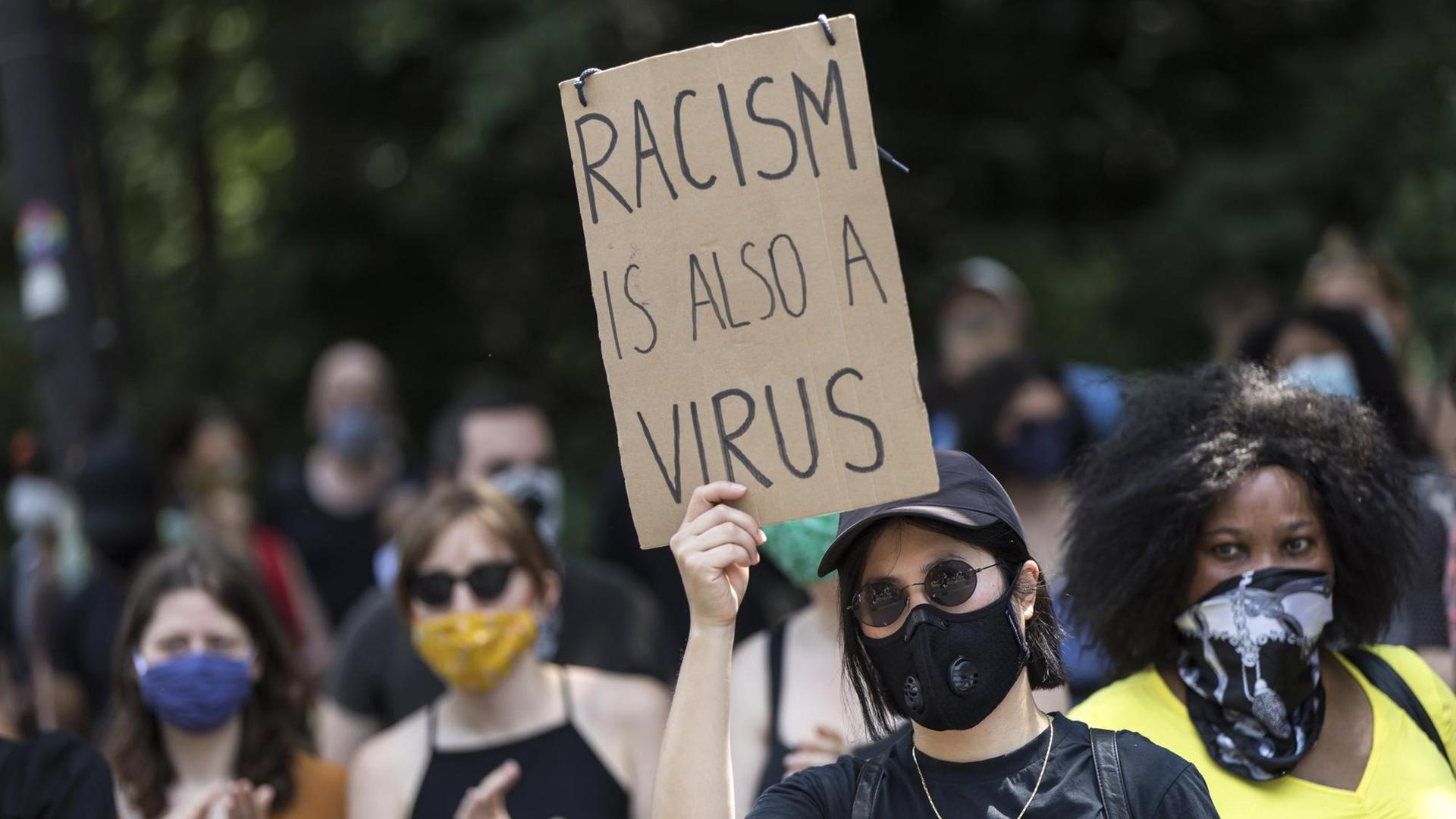 'Black Lives Matter' Demonstration gegen Rassismus auf der Straße des 17. Juni im Sommer 2020.