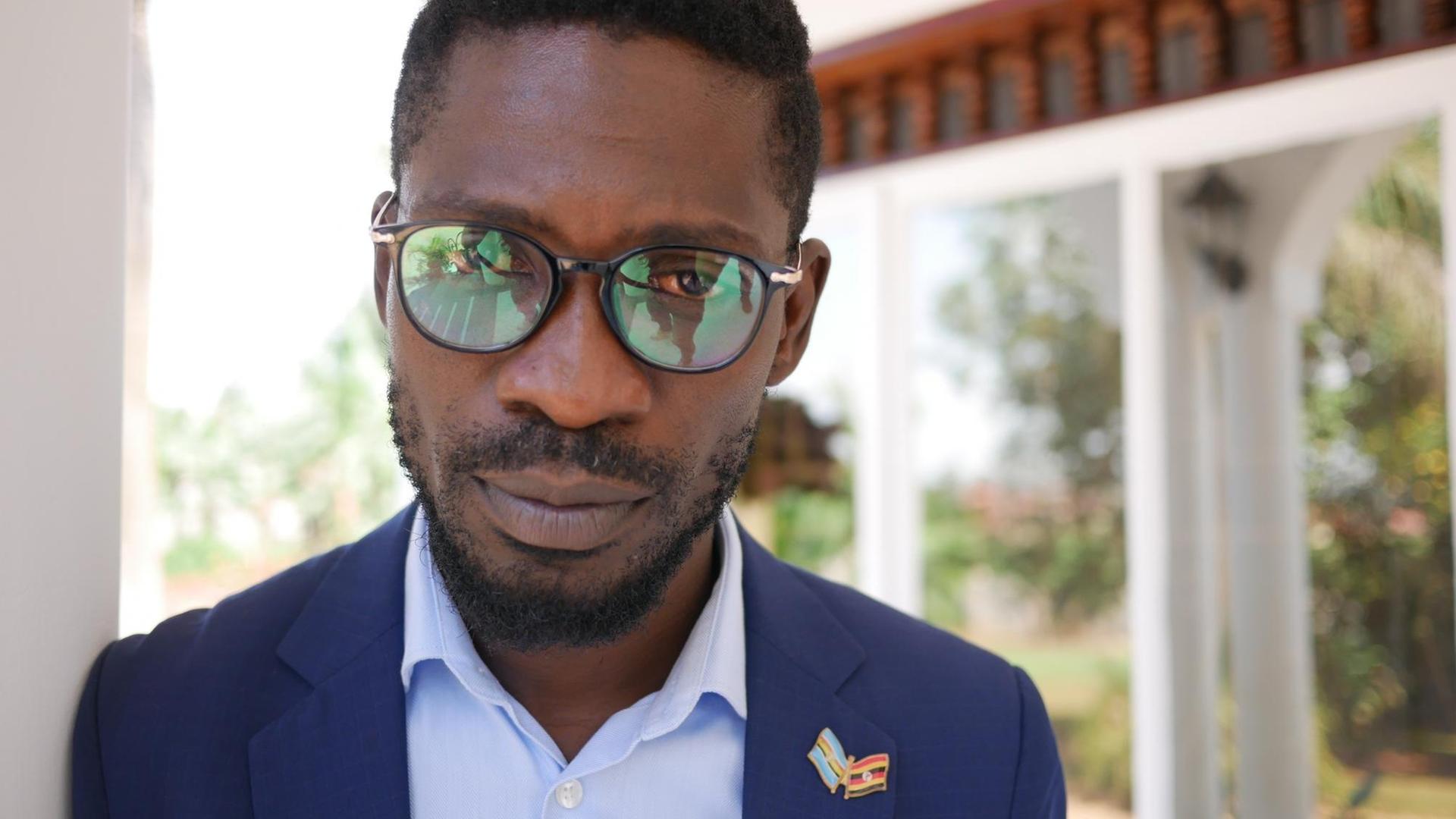 Der 37-jährige Popstar Robert Kyagulanyi Ssentamu, Künstlername "Bobi Wine", ist seit zwei Jahren im Parlament in Uganda und will 2021 Präsident werden, um Langzeitherrscher Yoweri Museveni zu stürzen. Hier steht er vor seinem Haus und trägt eine schicke Sonnenbrille. Der 37-jährige Popstar Robert Kyagulanyi Ssentamu, Künstlername "Bobi Wine", ist seit zwei Jahren im Parlament in Uganda und will 2021 Präsident werden, um Langzeitherrscher Yoweri Museveni zu stürzen. Hier steht er vor seinem Haus und trägt eine schicke Sonnenbrille.