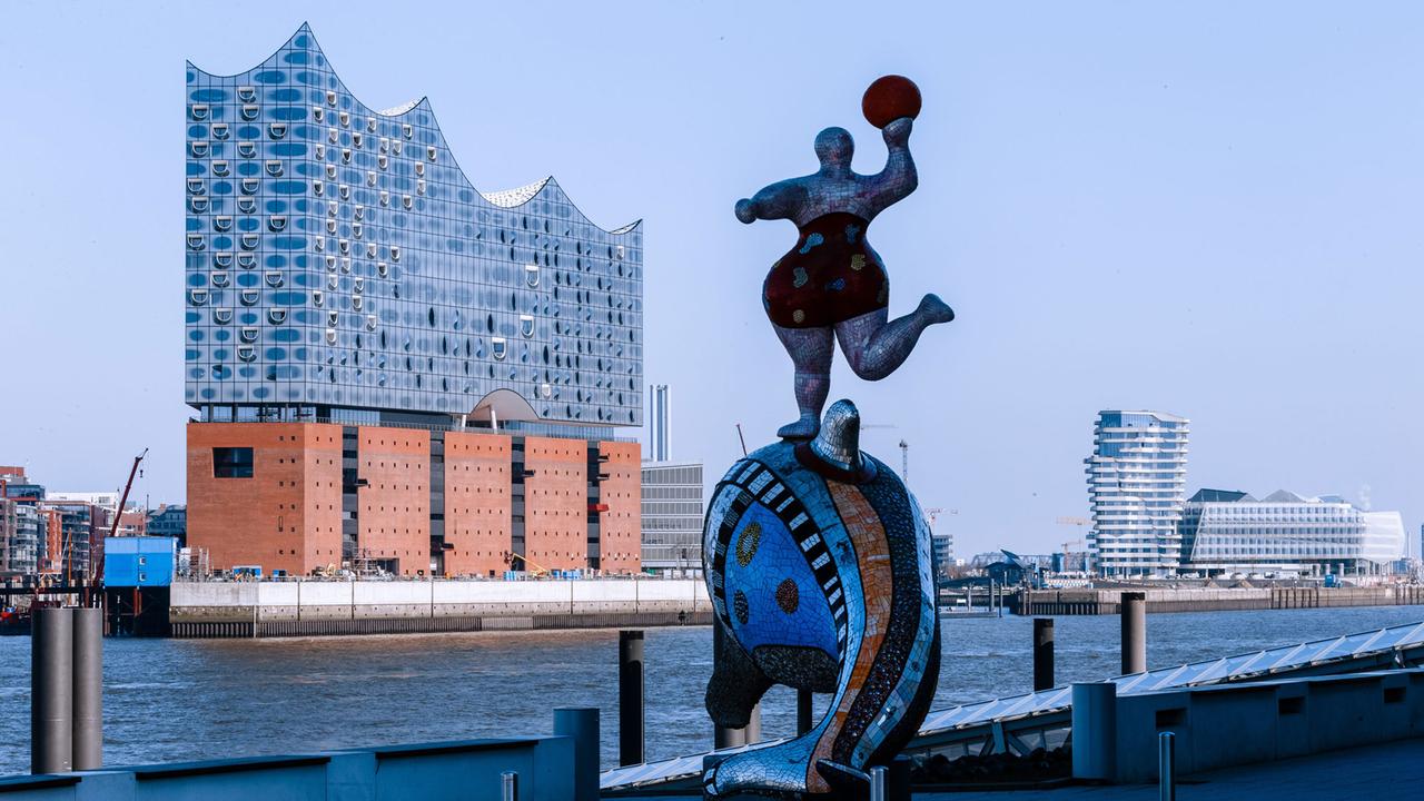 Das Konzertgebäude der Elbphilharmonie ist in Hamburg an der Elbe zu sehen. Das Konzertgebäude der Elbphilharmonie ist in Hamburg an der Elbe zu sehen.