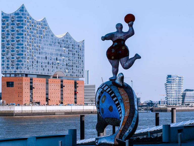 Das Konzertgebäude der Elbphilharmonie ist in Hamburg an der Elbe zu sehen.