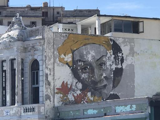 Häuserfront mit Wandbild in Havanna